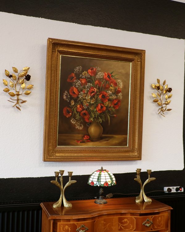Antikes Blumenstillleben im Goldrahmen über einer Kommode mit Tiffany-Lampe im Showroom des Lilienthaler Antiquitätenhandels