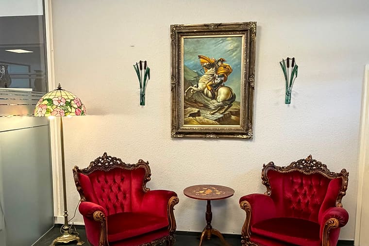 Zwei rote Barock-Sessel mit Tiffany-Stehlampe und großem Ölgemälde im vergoldeten Rahmen