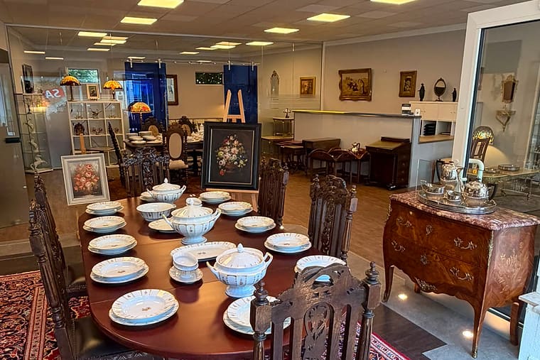 Große antike Esstafel mit komplettem Porzellan-Service, handgeschnitzten Stühlen und Barock-Kommode im Showroom